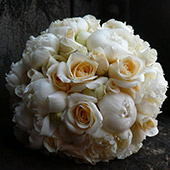 Jens Jakobson Wedding: white peony and apricot roses